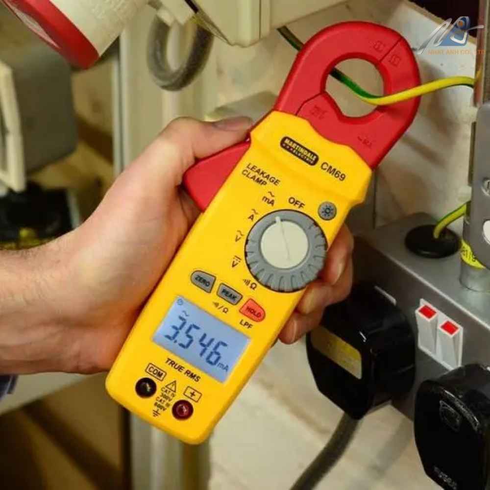 kiểm tra bằng dụng cụ ampe điện