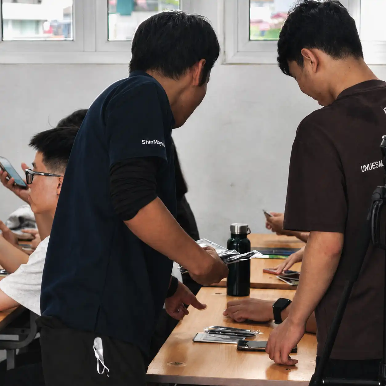 trao đổi, giao lưu cũng các ính viên Đại Học xây dựng Hà Nội